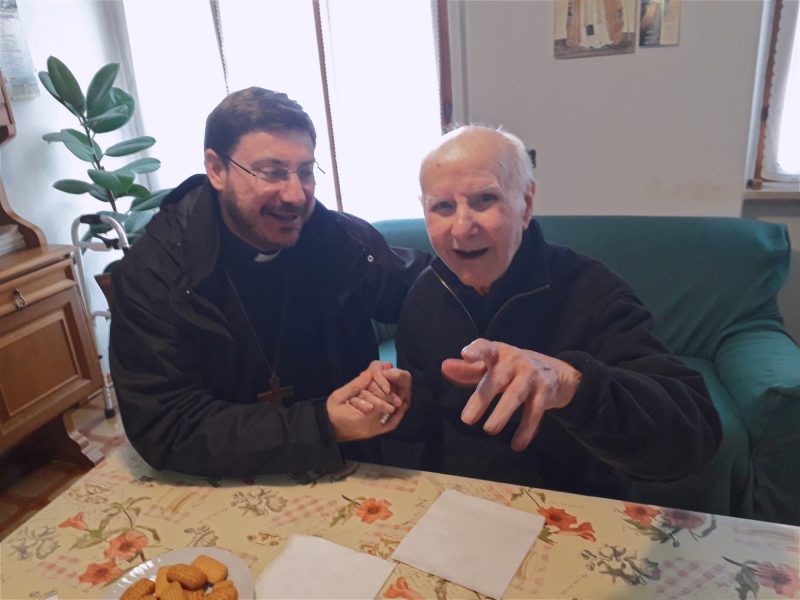 Una foto recente di don Nazzareno Scarinci insieme al vescovo Luciano