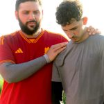 Due giocatori della squadra Casa Sport: uno dei due sta consolando e tranquillizzando l'altro