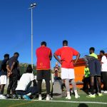 L'allenatore di Casa Sport parla coi i suoi giocatori ai margini del terreno di gioco