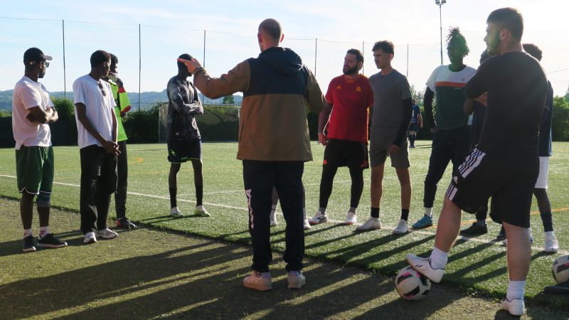 L'allenatore di Casa Sport parla coi i suoi giocatori sul terreno di gioco